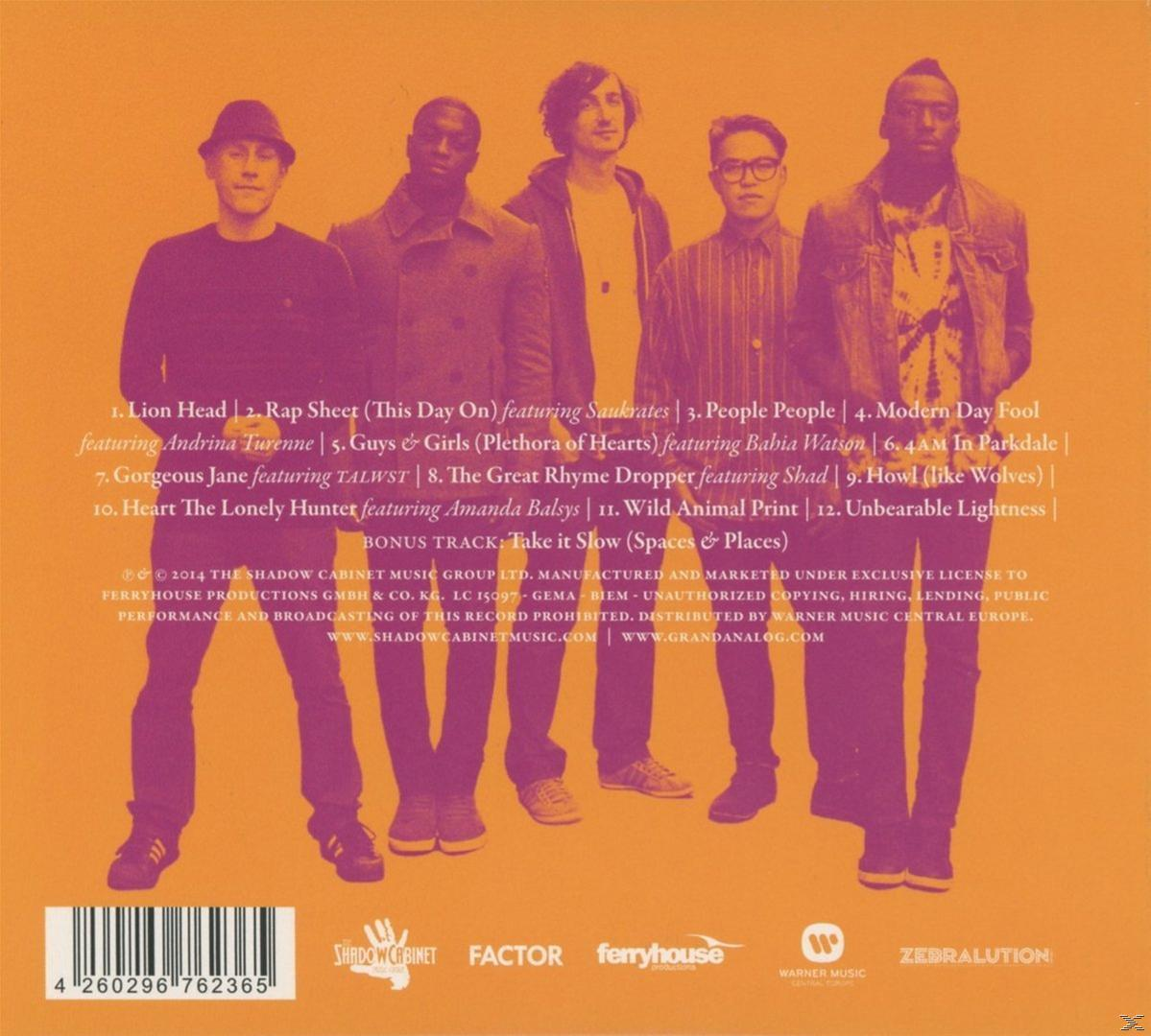 Albumcover mit einer Gruppe von fünf Männern. Sie stehen vor einem Titel und einer Titelliste auf beigem Hintergrund.