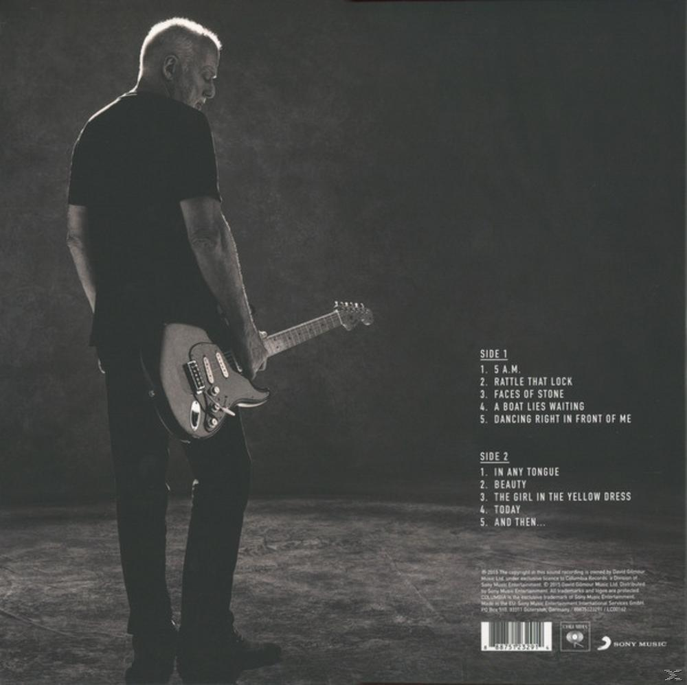 Mann im Schatten, hält Gitarre, Album-Trackliste sichtbar.