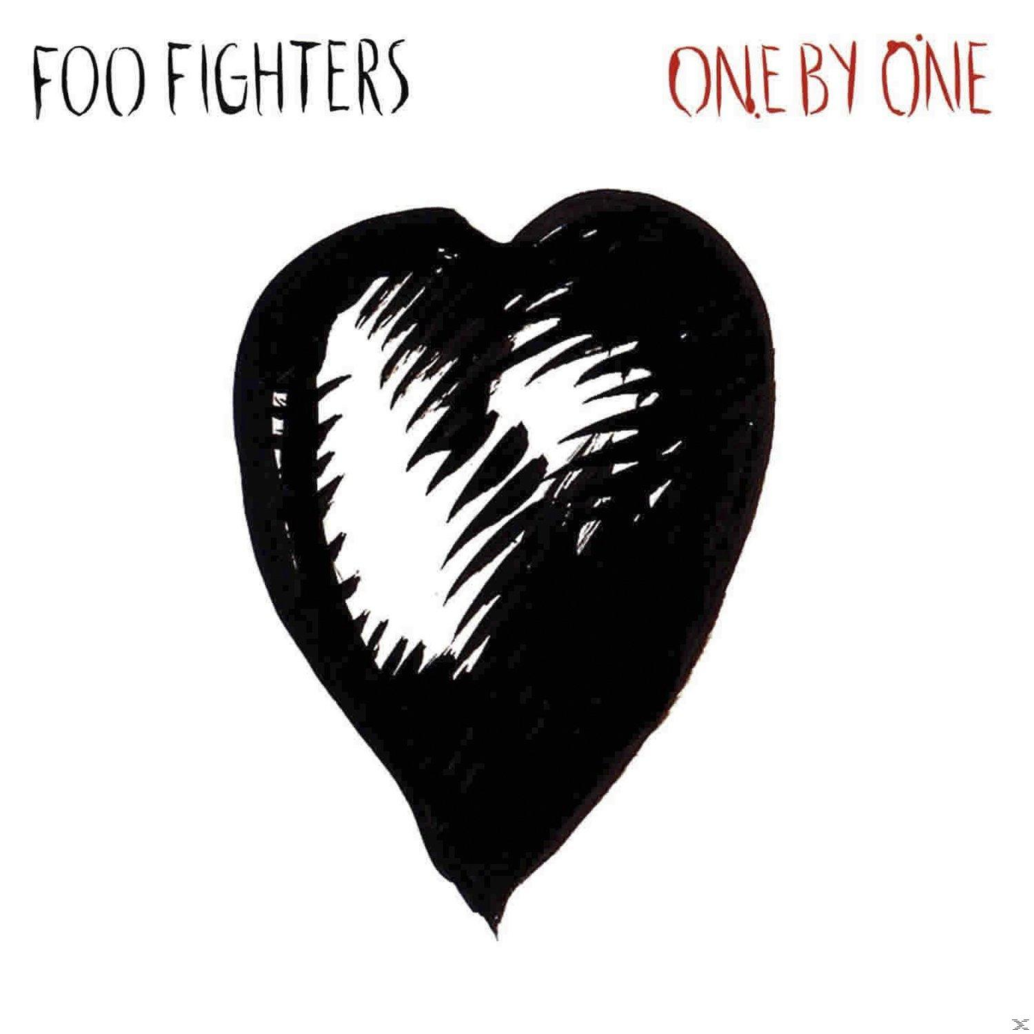 Album borítója fekete szív alakú, fehér ecsetvonásokkal. A zenekar neve Foo Fighters, az album pedig One by One.