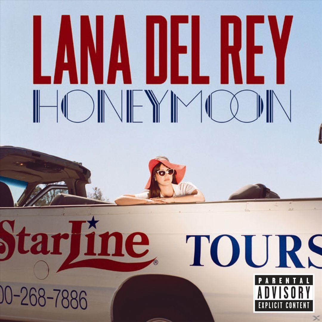 Pochette de l'album de Lana Del Rey. Montre une femme dans une voiture avec le texte Honeymoon et Starline Tours.