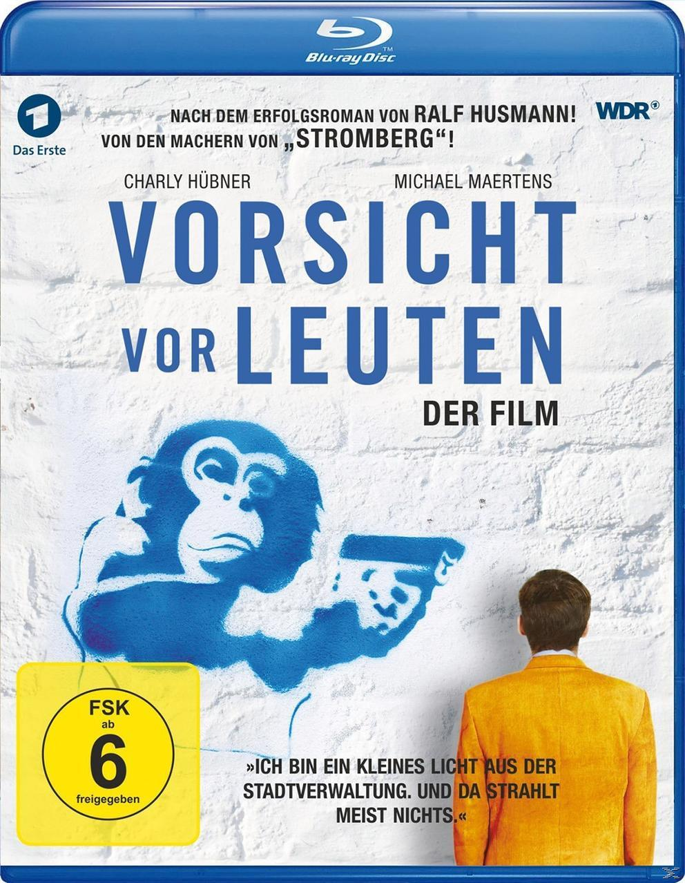 Blu-ray-Cover von Vorsicht vor Leuten. Mann und Affe vor Backsteinmauer. Deutscher Text.