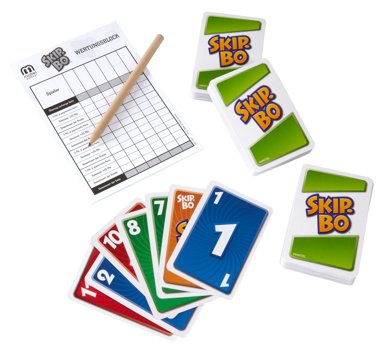 Skip-Bo Kartenspiel mit Karten, einem Wertungszettel und einem Bleistift auf weißem Hintergrund.
