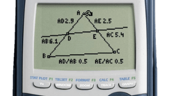 Un écran de calculatrice montrant un problème de géométrie, avec des mesures et des étiquettes.