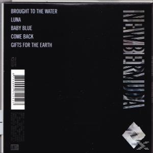 Schwarzes CD-Cover hinten mit Titelliste: Brought to the water, Luna, Baby Blue, Come Back, Gifts for the Earth.
