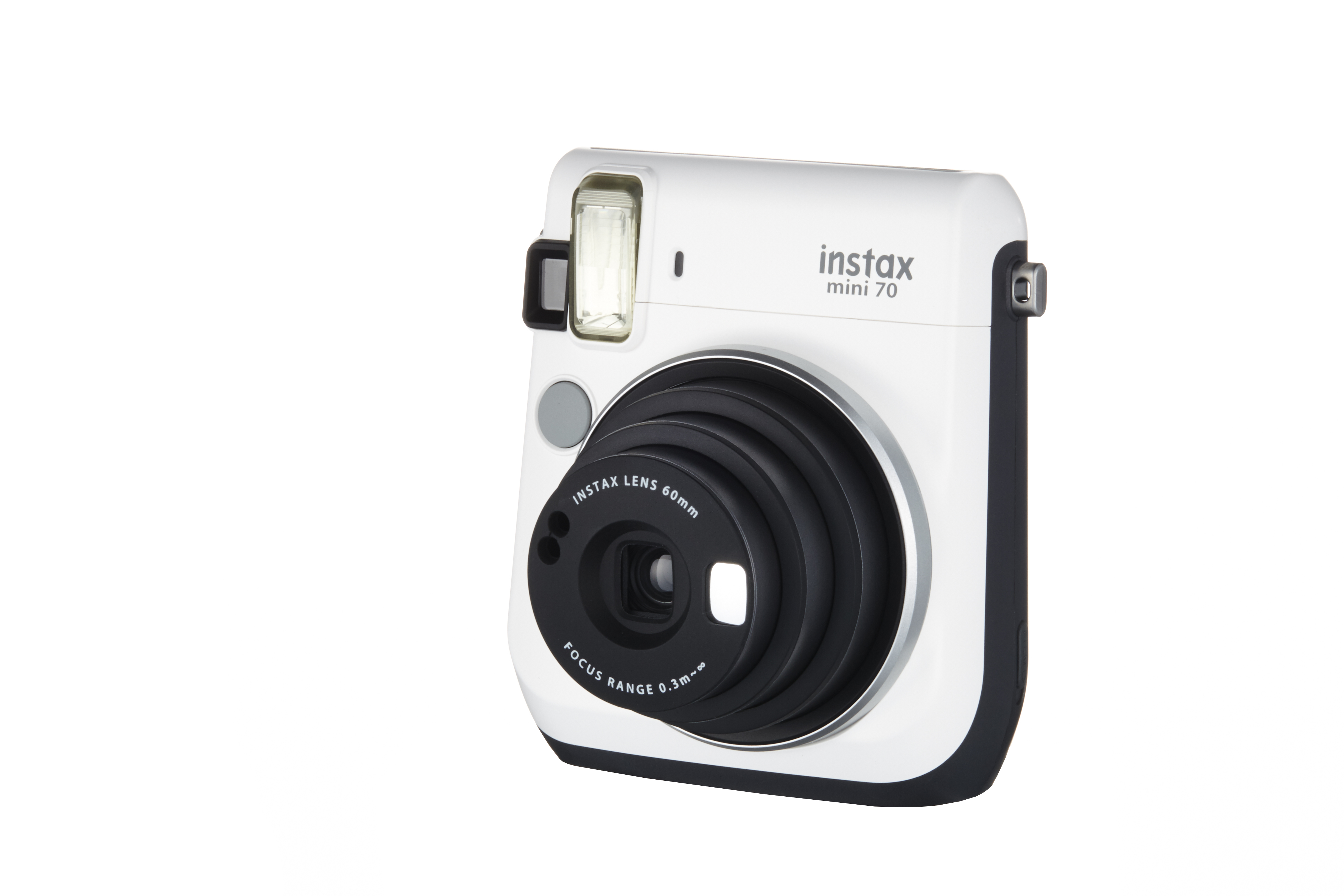 Weiße Instax Mini 70 Kamera mit schwarzem Objektiv, Blitz und Knöpfen. Weißer Hintergrund. Winkelansicht.