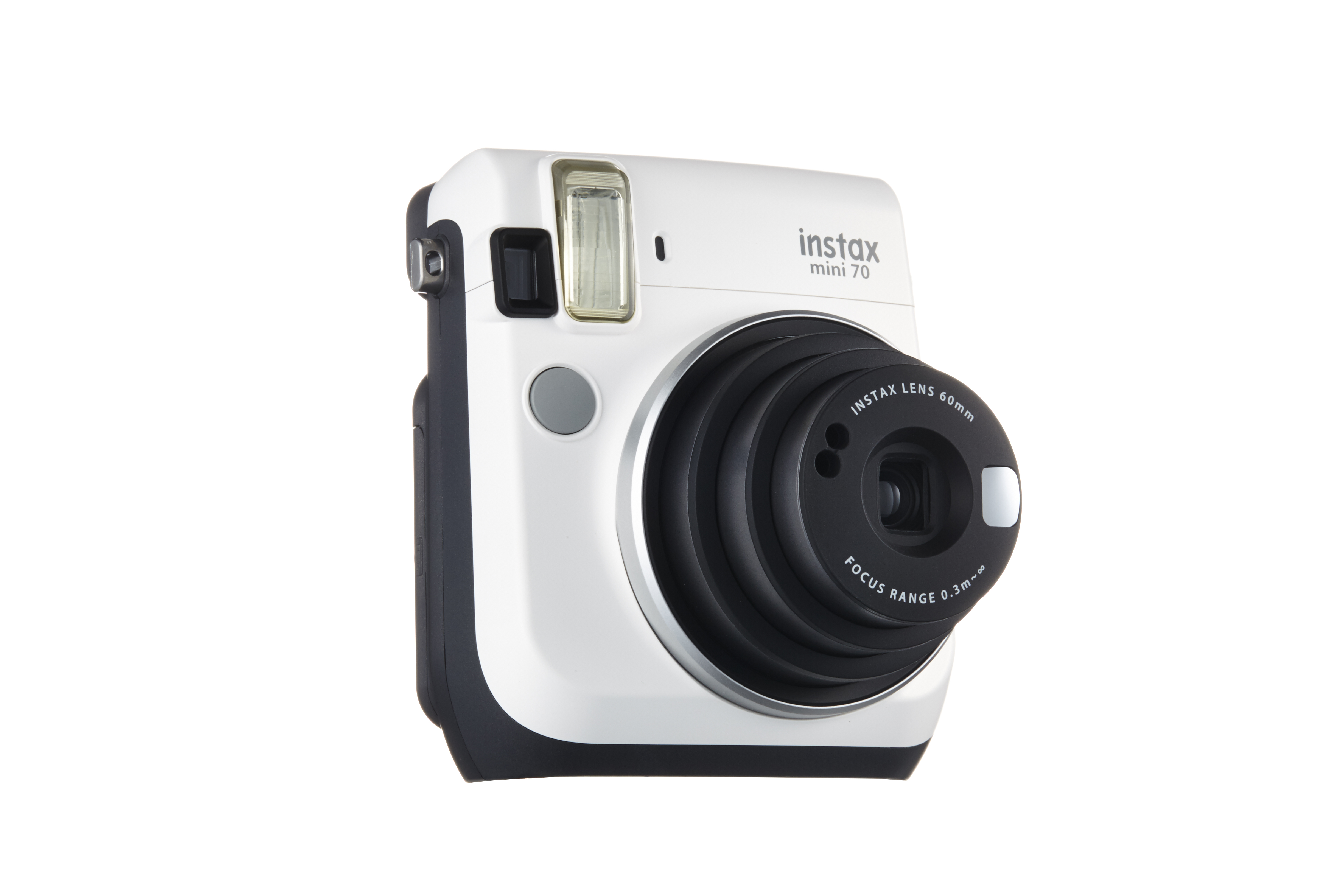 Weiße Instax-Kamera mit schwarzem Objektiv. Die Kamera hat einen Blitz und eine Objektivkappe, isoliert auf weiß.