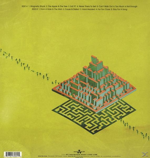 Albumcover: Geometrische Pyramide, Labyrinth, Figuren marschieren auf gelbem Grund.