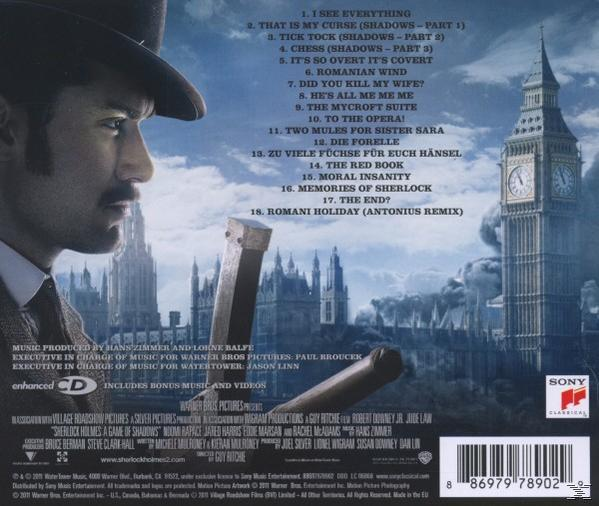 Sherlock Holmes kalapban, londoni díszlet és Big Ben előtt.