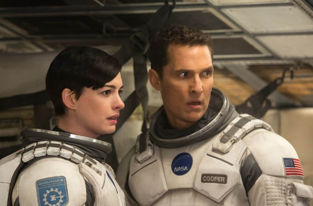 Deux astronautes en combinaisons spatiales, regardant quelque chose avec inquiétude. L'homme est Cooper et la femme est Hathaway.