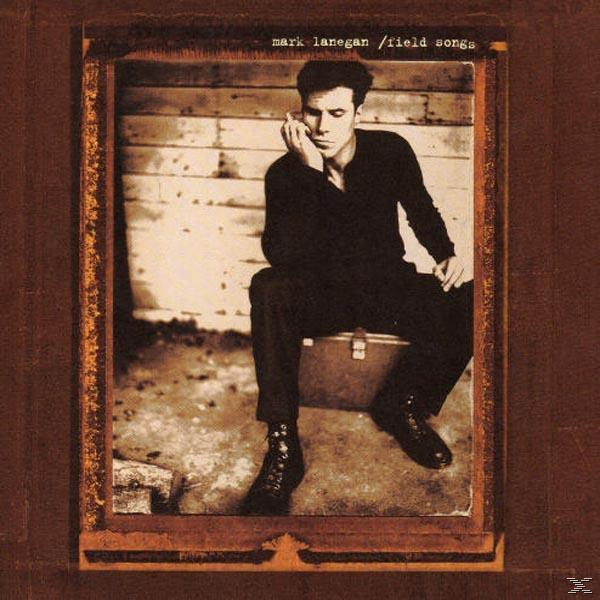 Mann sitzt, schwarzes Outfit, Rahmen. Albumcover.