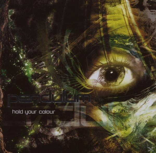 Albumcover mit einem großen Auge in der Mitte, umgeben von grünen und gelben abstrakten Formen. Text lautet 'Pendulum' und 'hold your colour'.