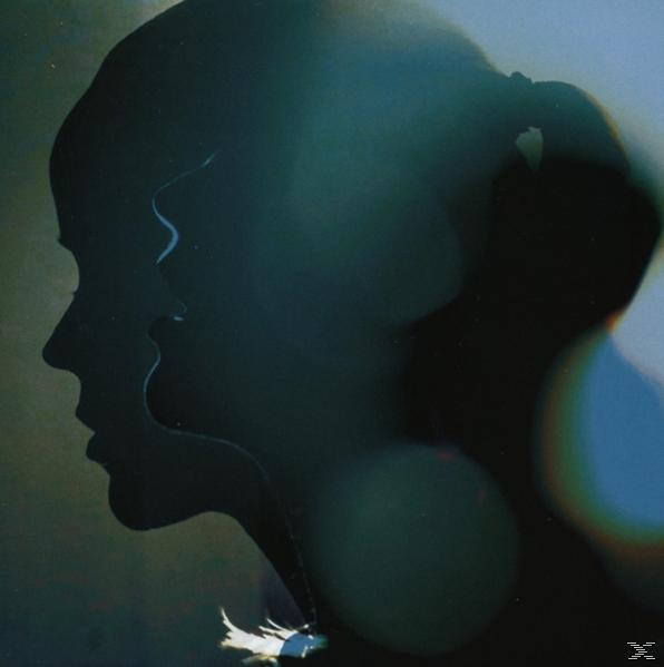 Silhouette eines Frauenprofils, andere Silhouetten, Bokeh-Lichter.