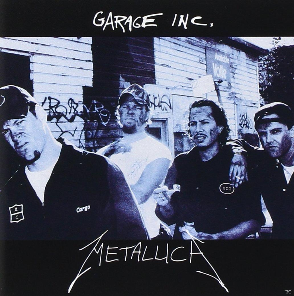 Albumcover: Bandmitglieder. Text: METALLICA GARAGE INC. Blau und Weiß. Gebäude im Hintergrund.