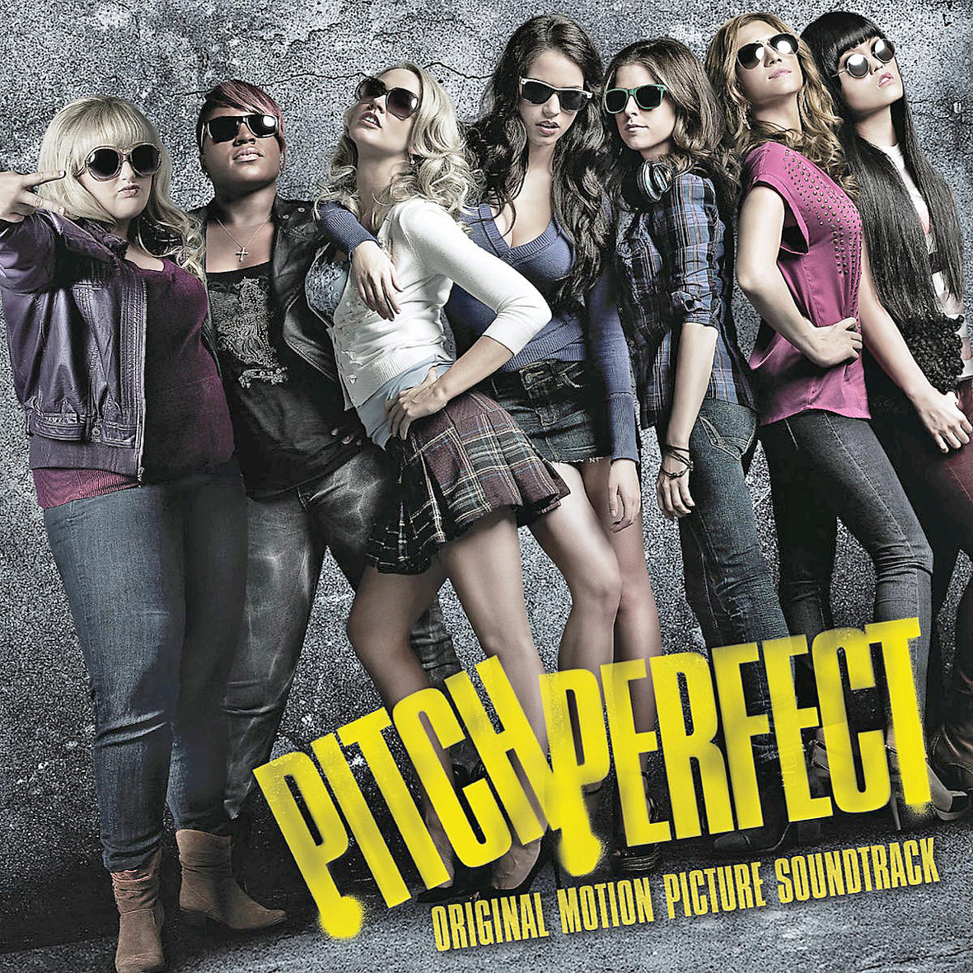 Filmplakát, több nő napszemüvegben, a 'Pitch Perfect' címmel.