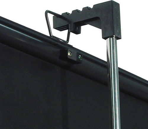 Close-up van een zwart projectiescherm en steun. Een metalen paal en zwarte plastic beugel zijn zichtbaar.