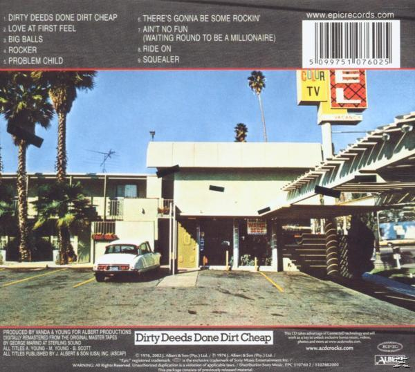 Albumcover: Motel mit AC/DC-Albumcover. Palmen im Hintergrund. Ein weißes Auto steht davor.