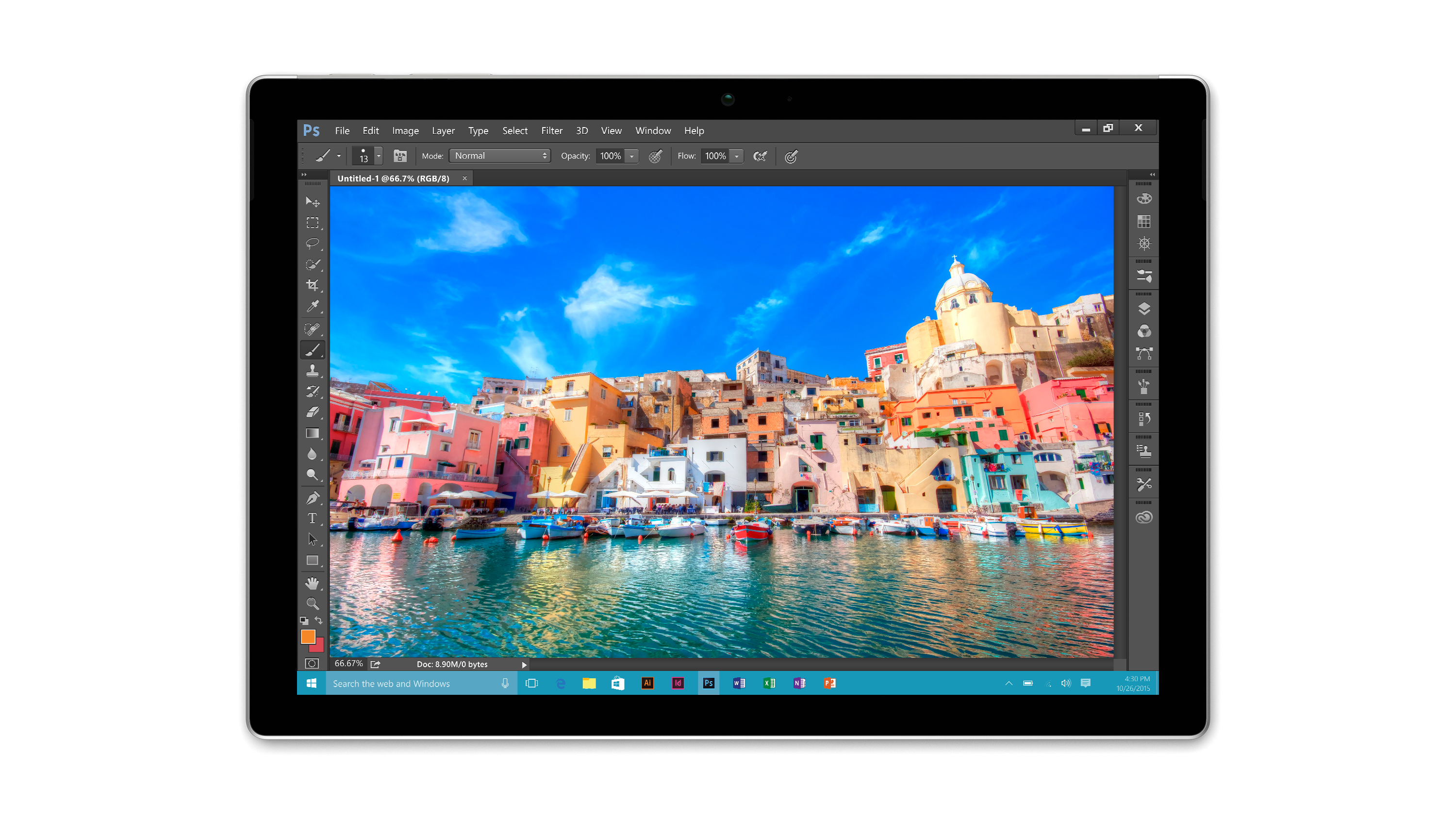 Tablet mit farbenfroher Foto-Editing-Software-Oberfläche. Das Bild zeigt eine Küstenstadt.