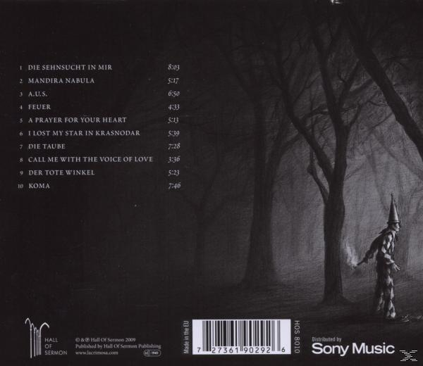 CD-Rückseite. Titelliste und Text. Dunkler, waldartiger Hintergrund. Figur mit Hut im Wald. Sony Music.