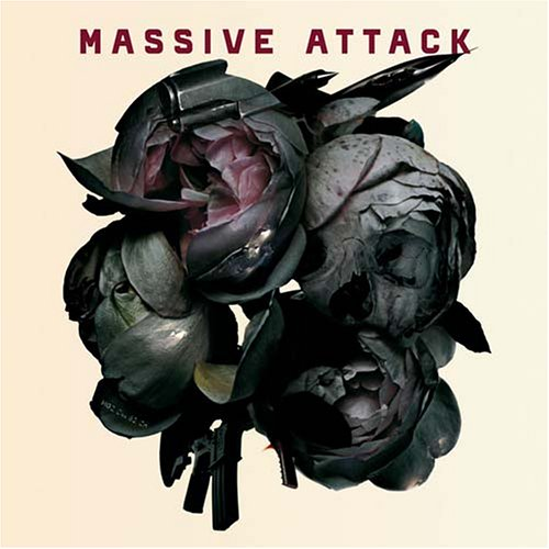 Pochette d'album avec des roses sombres et stylisées avec des armes, sur fond crème, texte en haut.