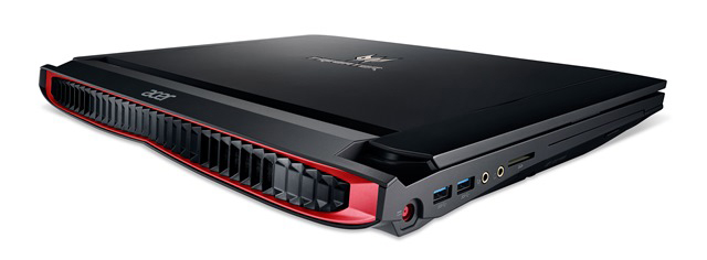 Schwarzer Laptop mit roten Akzenten. Er ist geschlossen und zeigt die Oberseite. Die Marke ist Acer, seitlich sind Anschlüsse.