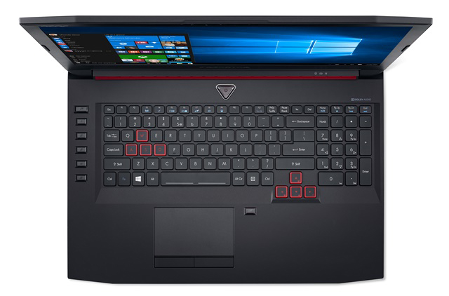 Draufsicht auf einen schwarzen Acer Predator Laptop, Tastatur sichtbar, Bildschirm leicht geöffnet.