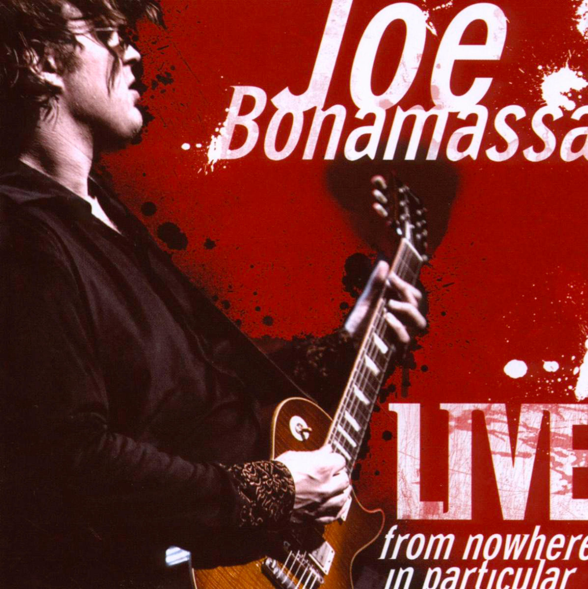 Albumcover mit einem Mann, der Gitarre spielt. Roter Hintergrund. Weißer Text.