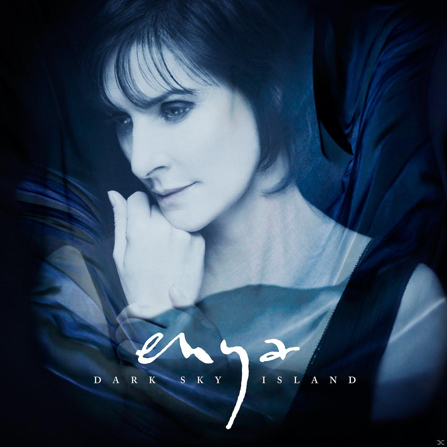 Albumcover: Enya, Dark Sky Island. Frau im Schatten. Weißer Schriftzug. Dunkelblauer Hintergrund.