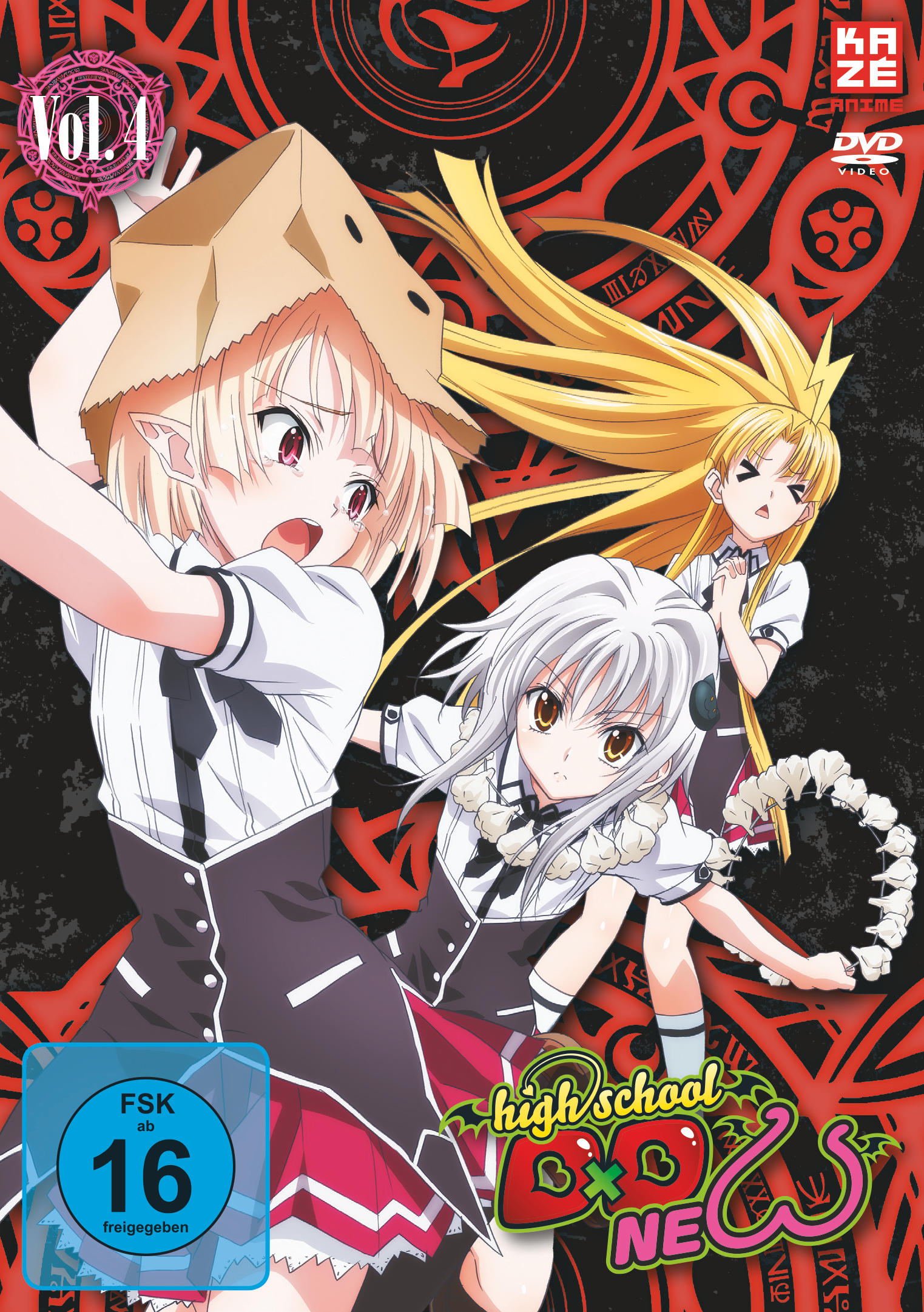 Anime-DVD-Cover: drei Mädchen, eines mit Papiertüte auf dem Kopf, roter Hintergrund mit japanischem Text.