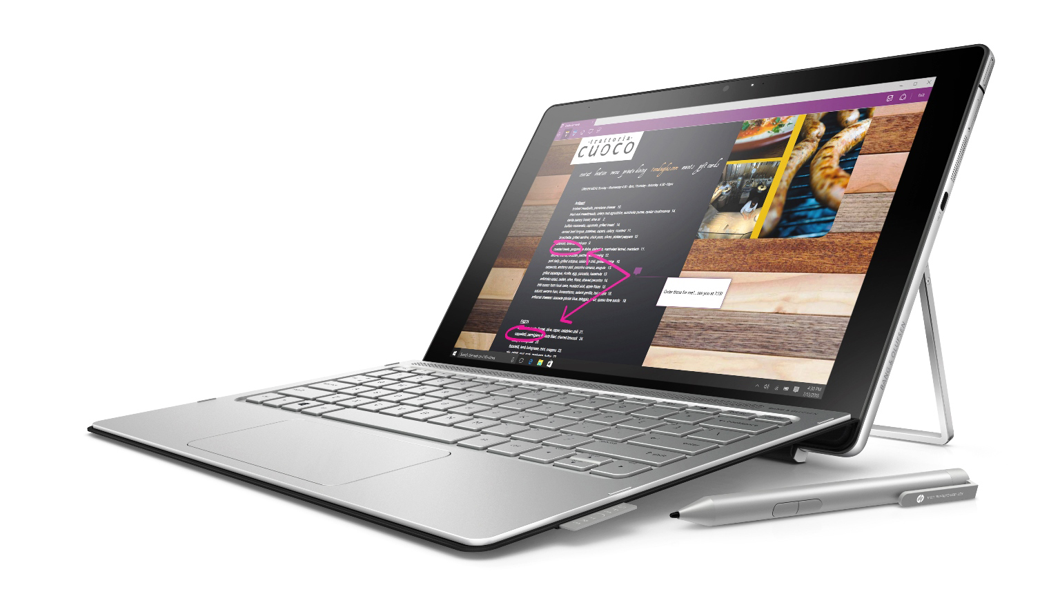 Ein silbernes 2-in-1-Laptop mit Stift auf weißem Hintergrund zeigt eine Menüseite auf dem Touchscreen.