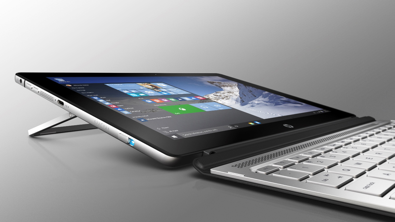 Ein silbernes Tablet mit integriertem Ständer ist leicht geneigt und mit einer abnehmbaren Tastatur verbunden.