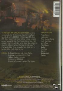 DVD-Cover mit Text und Band, die auf der Bühne auftreten.