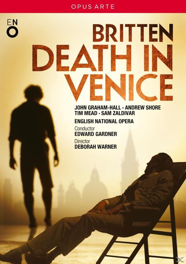 Poster für 'Tod in Venedig'. Silhouetten Mann auf einem Stuhl. Text in Gold. Venezianische Gebäude im Hintergrund.