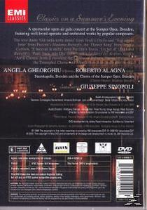 Rückseite der DVD. Enthält Opernsänger, Konzertdetails und einen nächtlichen Hintergrund.