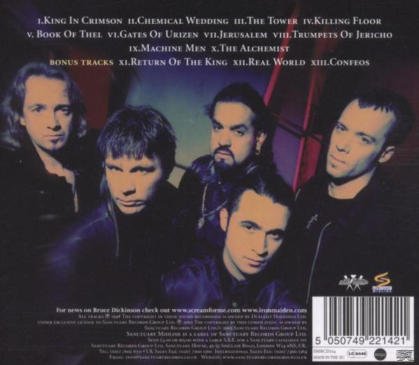 CD-Cover: Gruppe von Männern, Text für ein Album mit schwarzem Hintergrund. Die Band ist Iron Maiden.