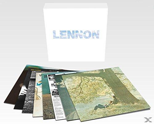 Eine Sammlung von John Lennon Albumcovern mit einer weißen Box mit der Aufschrift "LENNON".