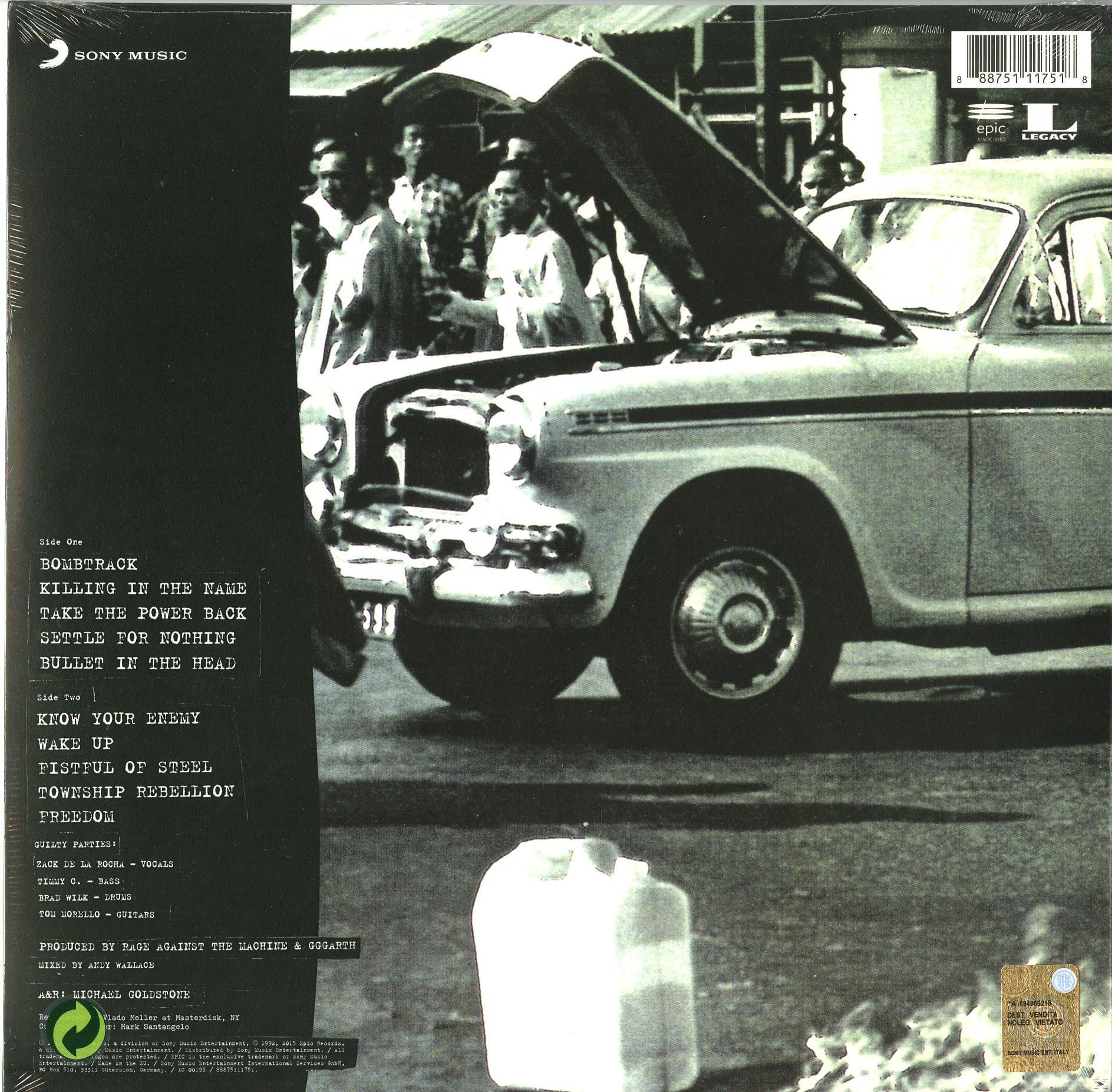 Zwart-wit albumhoes. Een auto met open motorkap en mensen eromheen. Albumnaam en tracklist.