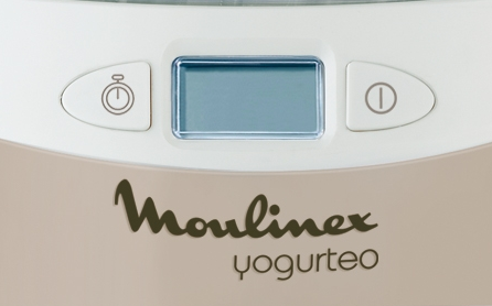Close-up van een Moulinex yoghurtmaker. Het heeft een digitaal display en bedieningsknoppen.