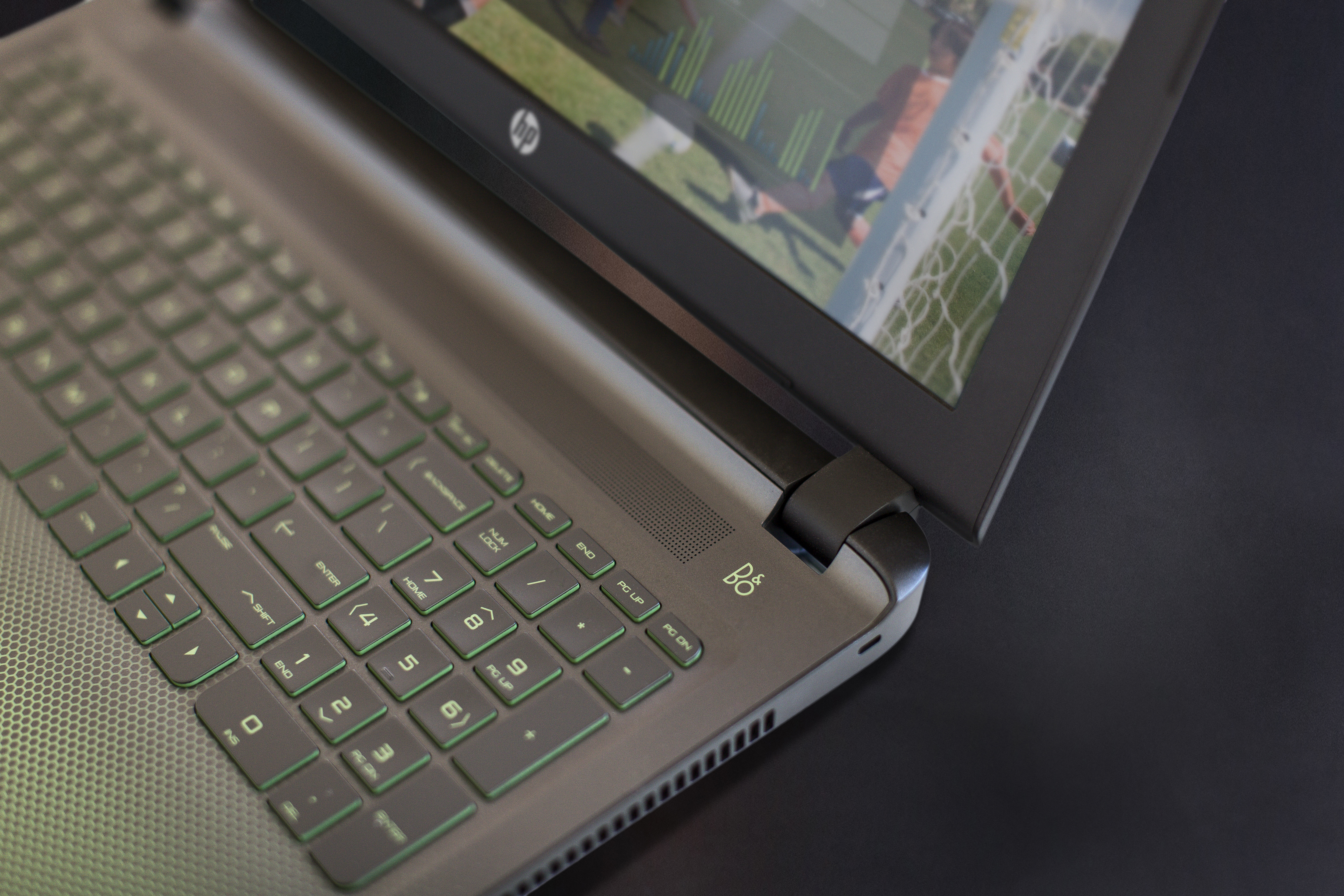 HP Pavilion 15-AK031NG - 15,6 Zoll - Intel® Core™ i7 i7-6700HQ - 8 GB - 1 TB - NVIDIA GeForce® GTX 950 - Windows 10 Home (64 Bit)