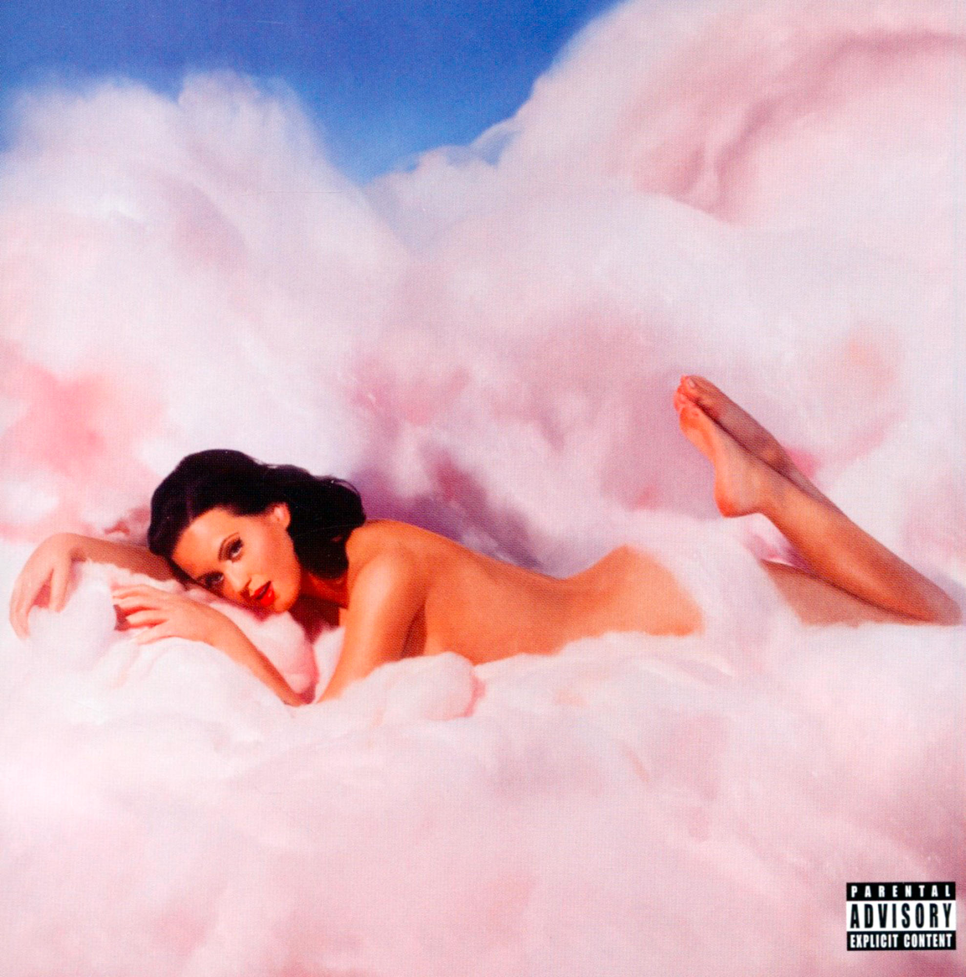 Katy Perry nackt, auf rosa Zuckerwattewolken liegend, blauer Himmel im Hintergrund.