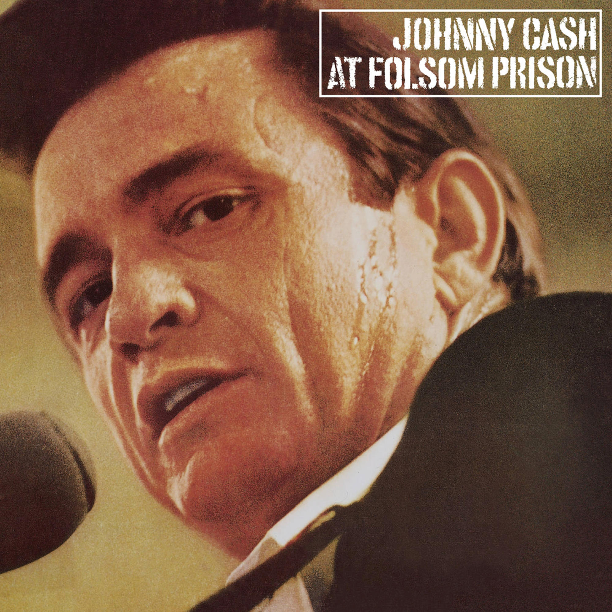 Albumcover von Johnny Cash in Folsom Prison. Nahaufnahme von Johnny Cashs Gesicht mit Mikrofon.