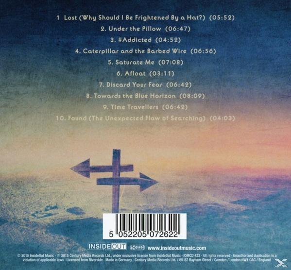 CD-Rückseite mit Titelliste, Pfeilen und Kreuzsymbol auf strukturiertem Hintergrund.