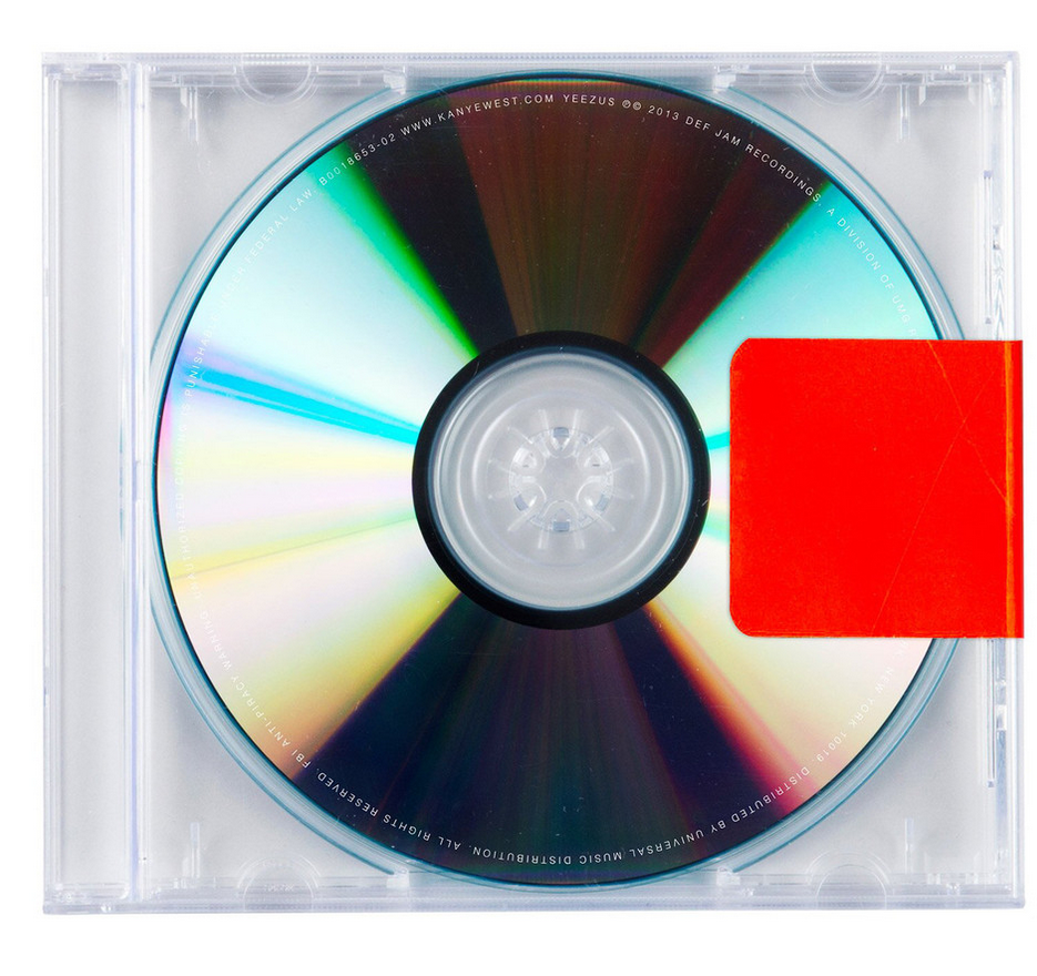 CD dans un boîtier transparent avec un autocollant rouge sur le côté droit, disque coloré.