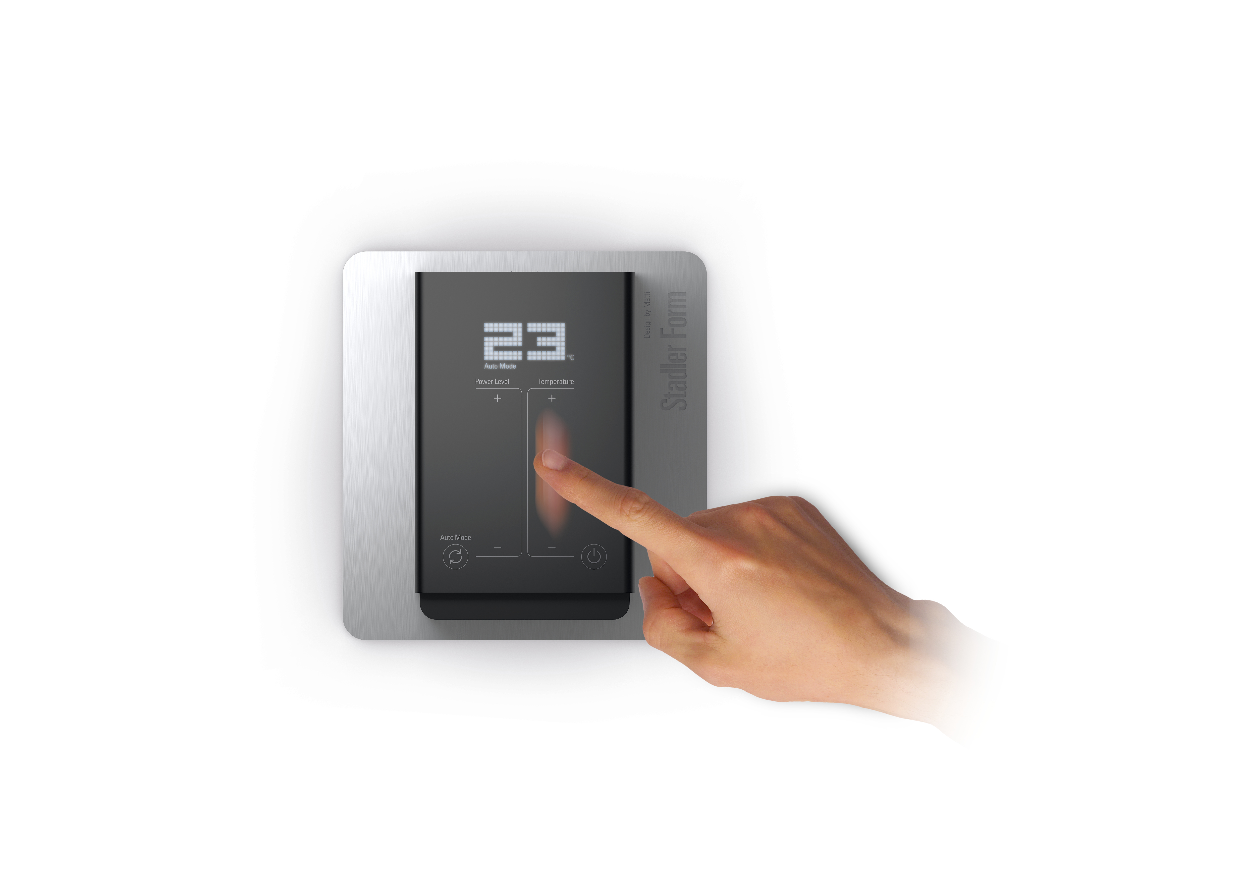 Hand berührt ein silbernes Stadler Form Thermostat. Ein digitales Display zeigt die Temperatur.
