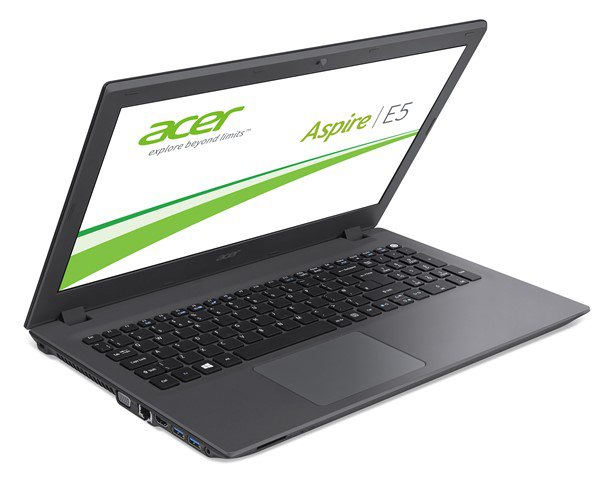 Ein dunkelgraues Acer Aspire E5 Laptop, geöffnet, zeigt den Bildschirm mit Acer-Logo und Tastatur.