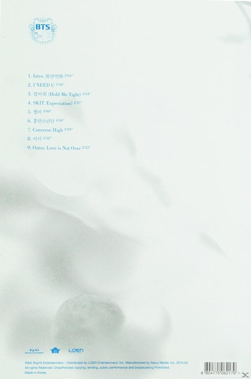 Rückseite eines BTS-Albums, mit Titelnamen auf Koreanisch und Englisch. Der Hintergrund ist ein verschwommenes Weiß.