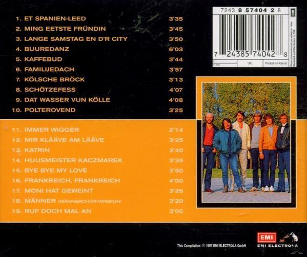 CD-Rückseite mit einer Männergruppe. Der Hintergrund ist orange, das Foto quadratisch.