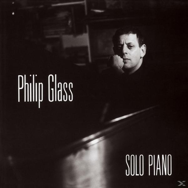 Album borító. Philip Glass fekete-fehér fotón. A szöveg a "Philip Glass" és a "SOLO PIANO".