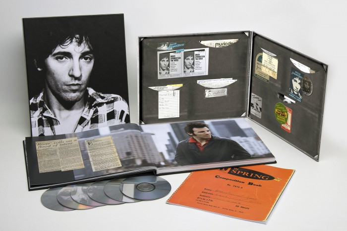 Bruce Springsteen Box-Set mit Fotos, CDs und einem Notizbuch. Weißer Hintergrund.