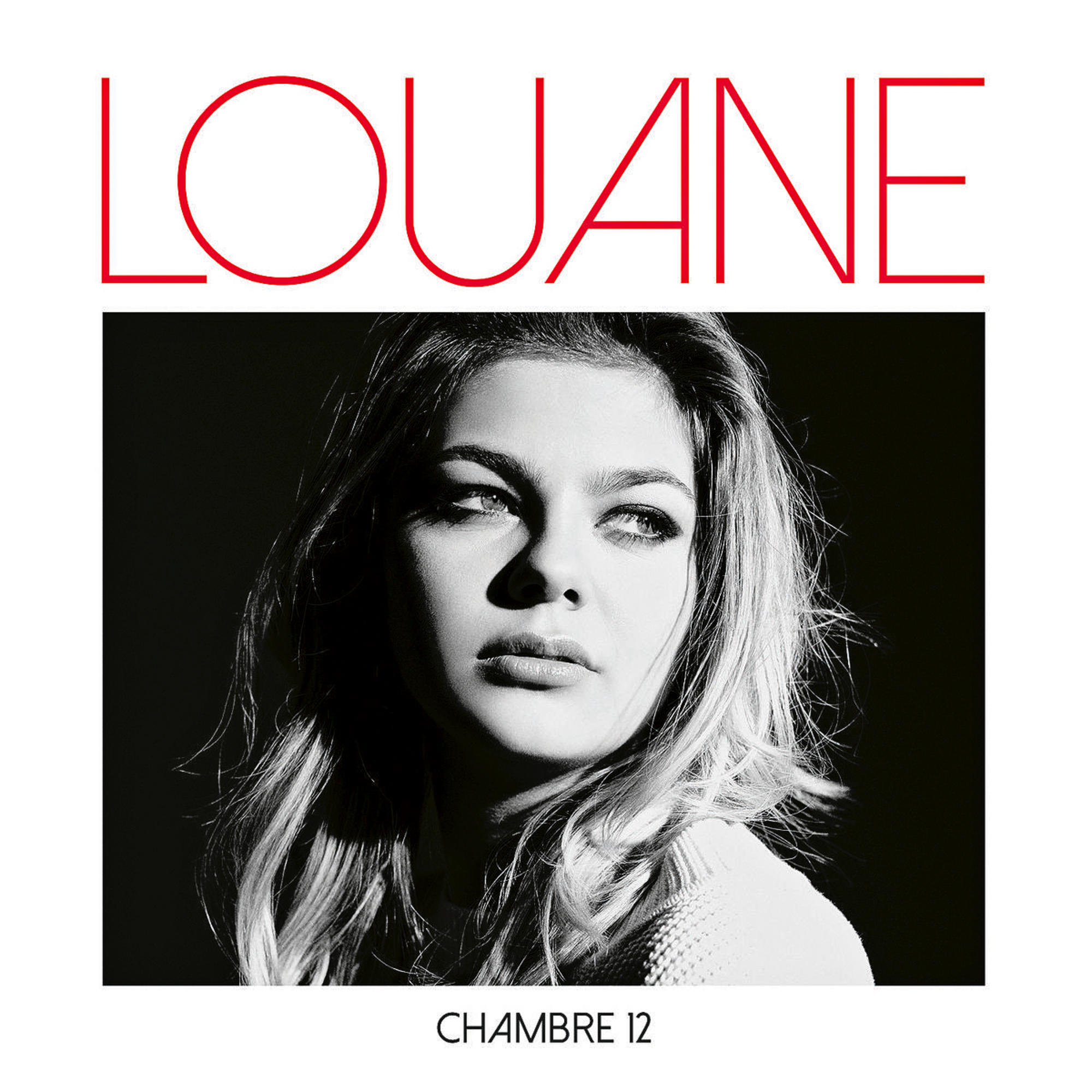 Louane Albumcover. Gesicht einer Frau mit blonden Haaren, roter 'LOUANE'-Text darüber.