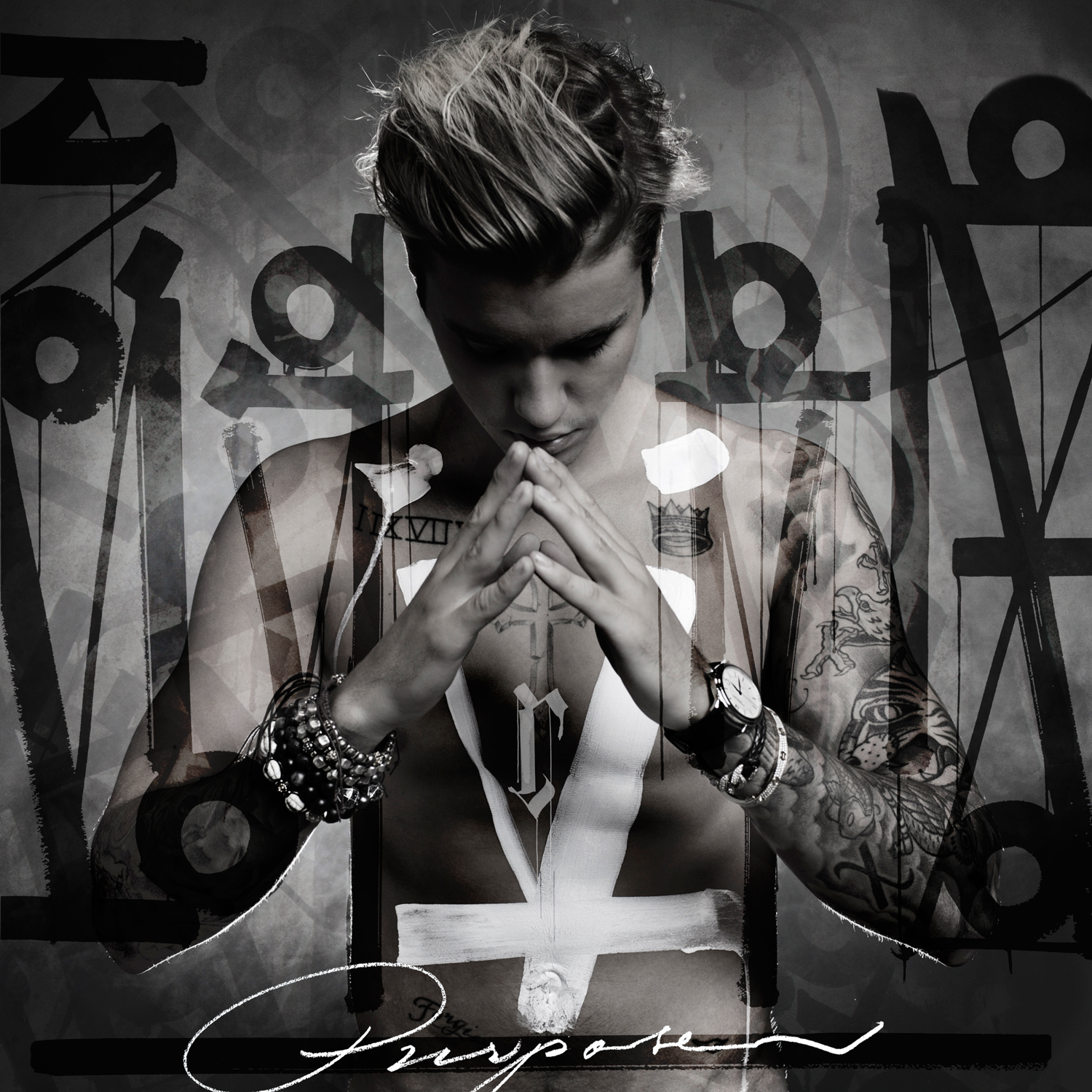 Justin Bieber Albumcover. Bieber ist oben ohne mit verschränkten Armen und sichtbaren Tattoos. Schwarz und weiß.